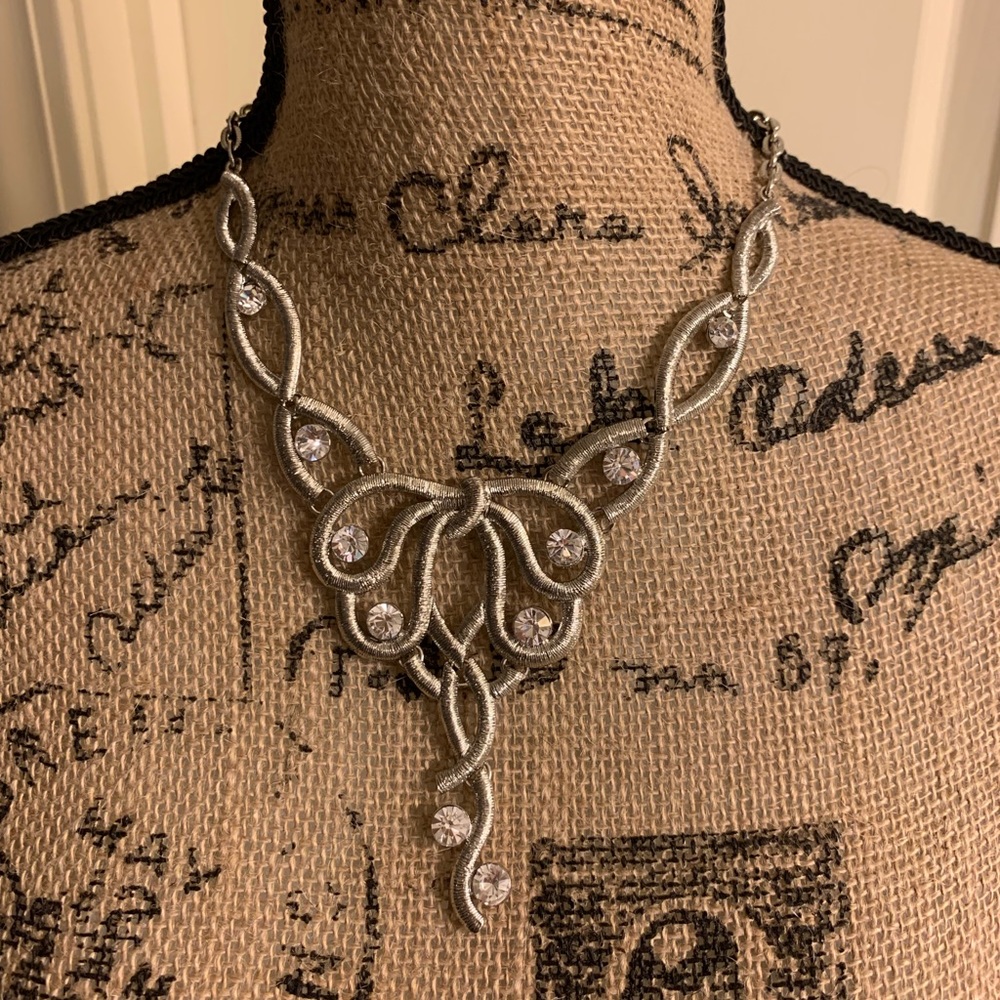 BNWT Cookie Lee bow necklace